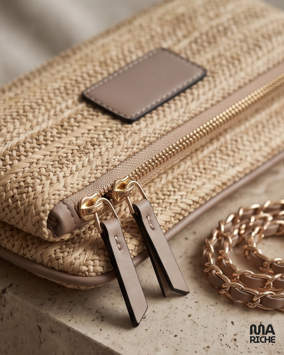 Sac pochette beige tressé pour femme avec chaîne dorée, modèle chic et élégant style été bohème, porté épaule, petit sac bandoulière tendance pour soirée et look casual chic.
