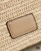 Sac pochette beige tressé pour femme avec chaîne dorée et double bandoulière, élégant et chic, doté de 3 poches pratiques et d’un design raffiné pour soirée, mariage ou usage quotidien.