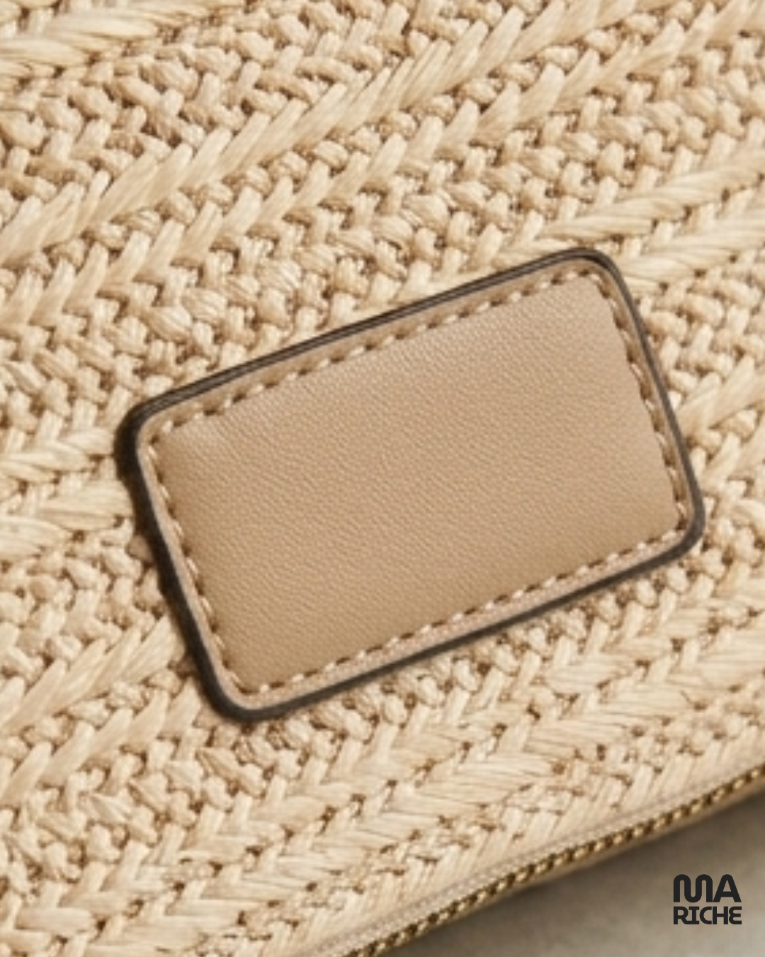 Sac pochette beige tressé pour femme avec chaîne dorée et double bandoulière, élégant et chic, doté de 3 poches pratiques et d’un design raffiné pour soirée, mariage ou usage quotidien.
