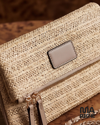 Sac pochette beige tressé pour femme avec chaîne dorée, modèle chic et élégant style été bohème, porté épaule, petit sac bandoulière tendance pour soirée et look casual chic.
