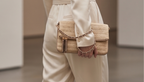 Sac pochette beige tressé pour femme avec chaîne dorée et double bandoulière, élégant et chic, doté de 3 poches pratiques et d’un design raffiné pour soirée, mariage ou usage quotidien.