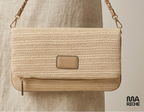 Sac pochette beige tressé pour femme avec chaîne dorée et double bandoulière, élégant et chic, doté de 3 poches pratiques et d’un design raffiné pour soirée, mariage ou usage quotidien.
