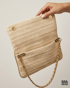 Sac pochette beige tressé pour femme avec chaîne dorée et double bandoulière, élégant et chic, doté de 3 poches pratiques et d’un design raffiné pour soirée, mariage ou usage quotidien.