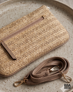 Sac pochette beige tressé pour femme avec chaîne dorée, modèle chic et élégant style été bohème, porté épaule, petit sac bandoulière tendance pour soirée et look casual chic.
 