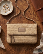 Sac pochette beige tressé pour femme avec chaîne dorée, modèle chic et élégant style été bohème, porté épaule, petit sac bandoulière tendance pour soirée et look casual chic.
