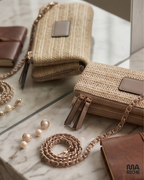 Sac pochette beige tressé pour femme avec chaîne dorée, modèle chic et élégant style été bohème, porté épaule, petit sac bandoulière tendance pour soirée et look casual chic.
