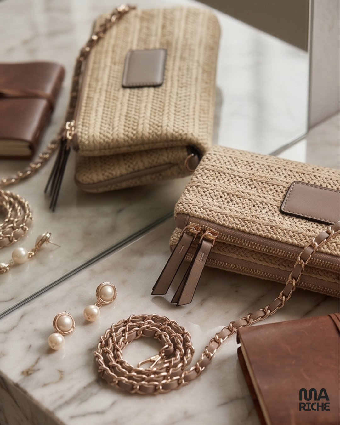 Sac pochette beige tressé pour femme avec chaîne dorée, modèle chic et élégant style été bohème, porté épaule, petit sac bandoulière tendance pour soirée et look casual chic.

