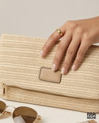 Sac pochette beige tressé pour femme avec chaîne dorée et double bandoulière, élégant et chic, doté de 3 poches pratiques et d’un design raffiné pour soirée, mariage ou usage quotidien.