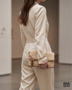 sac pochette beige tressé pour femme avec chaîne dorée, modèle chic et élégant style été bohème, porté épaule, petit sac bandoulière tendance pour soirée et look casual chic.9d-808d-eadafcf7605b